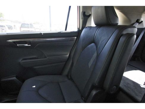 Used 2025 Toyota Highlander Platinum AWD/4WD image 9