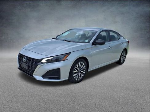 Used 2024 Nissan Altima 2.5 SV FWD image 3