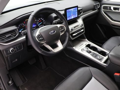 Used 2022 Ford Explorer XLT w/ Equipment Group 202A image 13