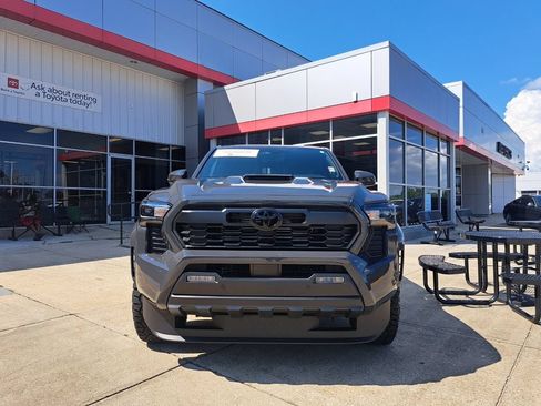 Used 2025 Toyota Tacoma TRD Sport w/ TRD Sport Upgrade Package AWD/4WD image 2