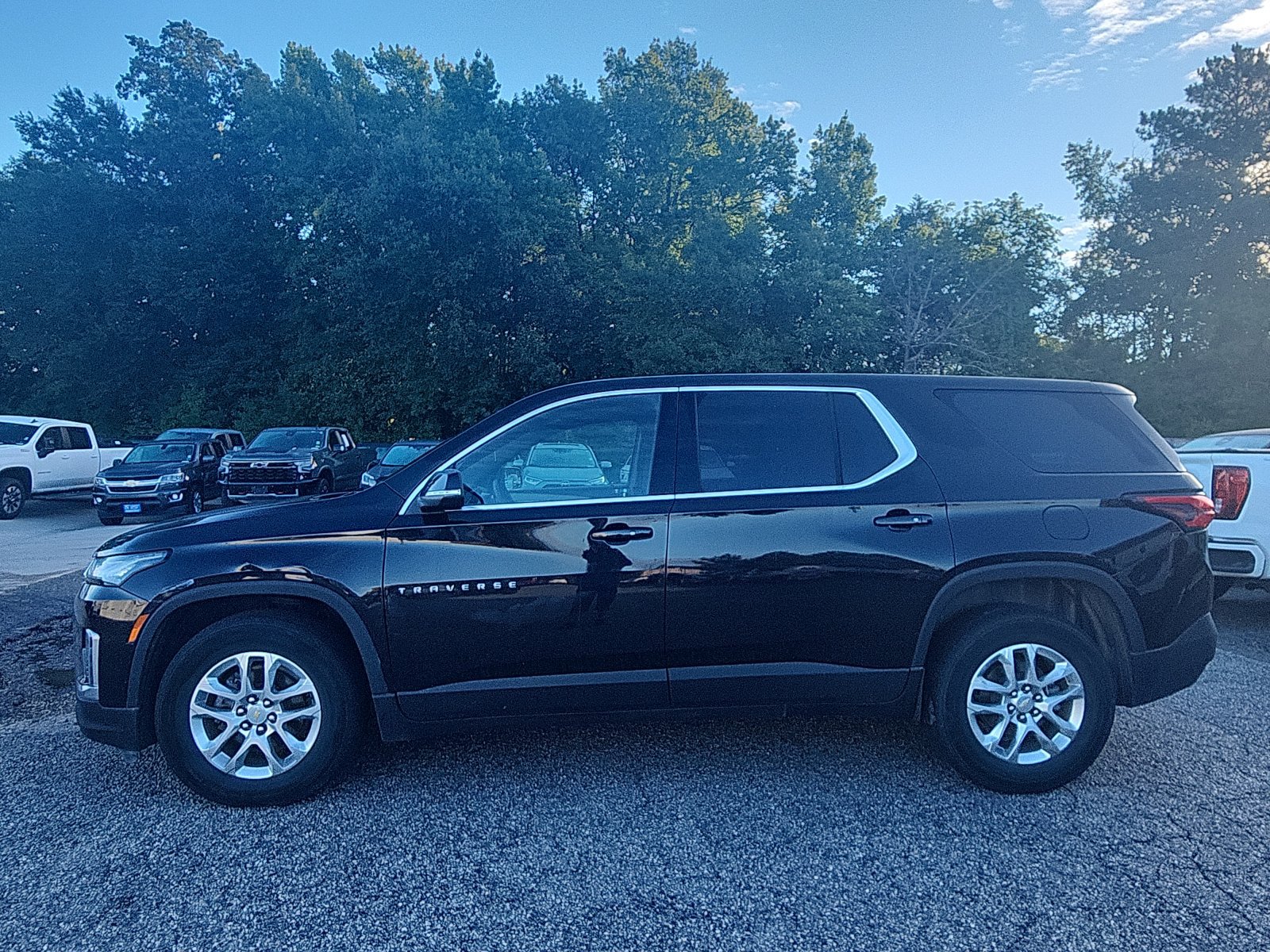 Used 2023 Chevrolet Traverse LS w/ Safety Package AWD/4WD image 2