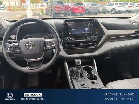Used 2022 Toyota Highlander XLE AWD/4WD image 13
