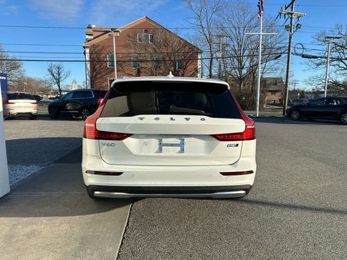 Used 2025 Volvo V60 B5 Cross Country Plus image 8