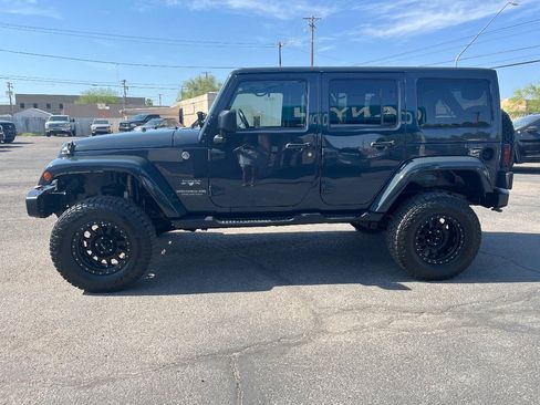 Used 2017 Jeep Wrangler Unlimited Sahara w/ Connectivity Group AWD/4WD image 9