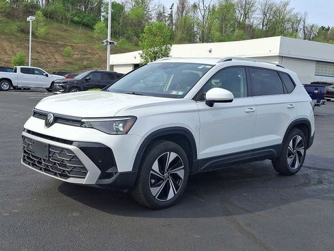 Used 2025 Volkswagen Taos SE AWD/4WD image 3