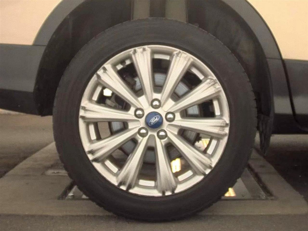 Used 2017 Ford Escape Titanium FWD image 11