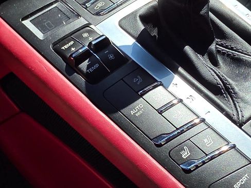 Used 2016 Porsche Macan Turbo image 35