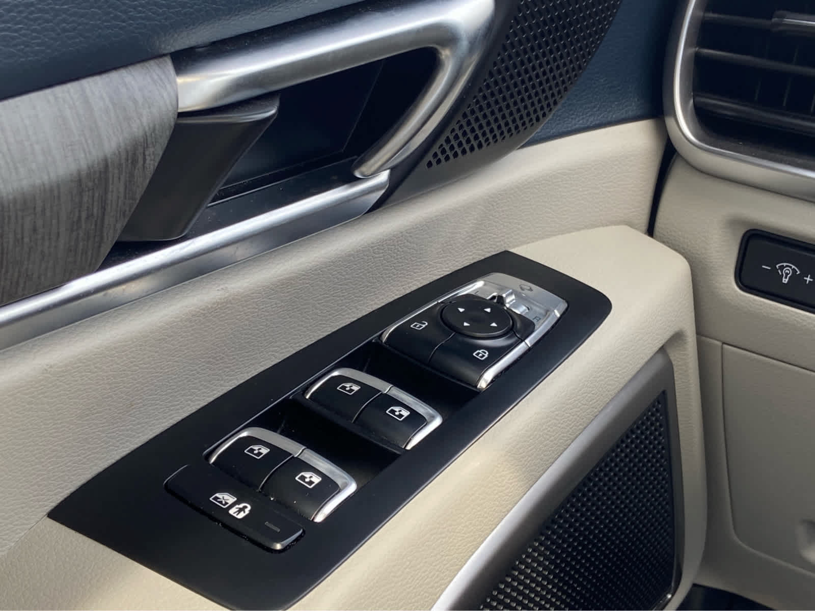 Used 2025 Kia Telluride EX w/ EX Captain's Chair Package FWD image 29