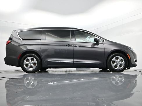 Used 2017 Chrysler Pacifica Platinum image 45