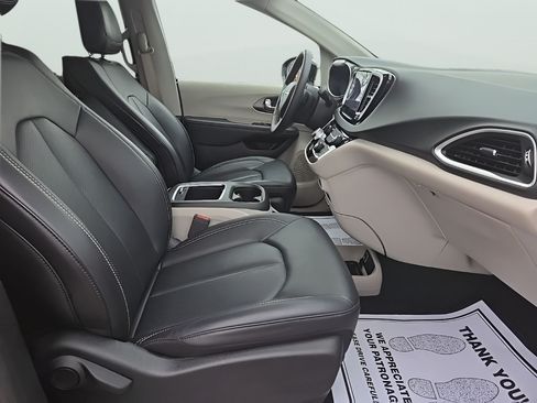 Used 2024 Chrysler Pacifica Touring-L FWD image 21