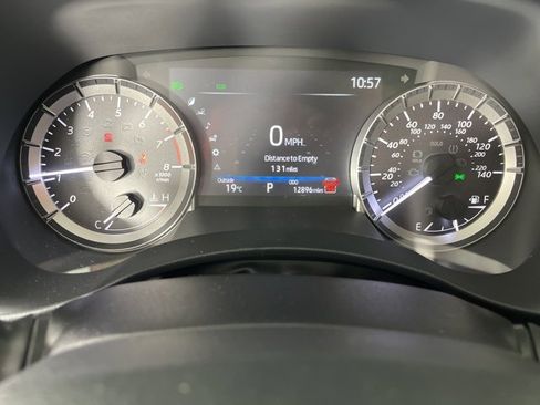 Used 2025 Toyota Highlander XLE image 28