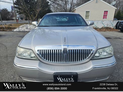 Used 2011 Lincoln Town Car Signature L image 37