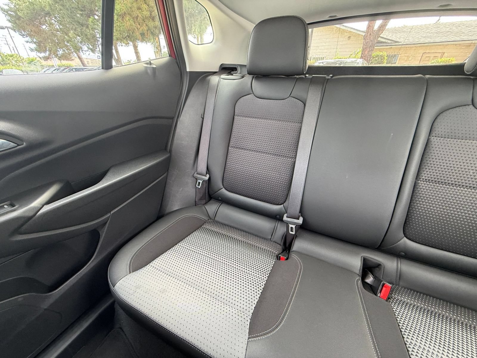 Used 2025 Chevrolet Trax LT w/ LT Convenience Package FWD image 35
