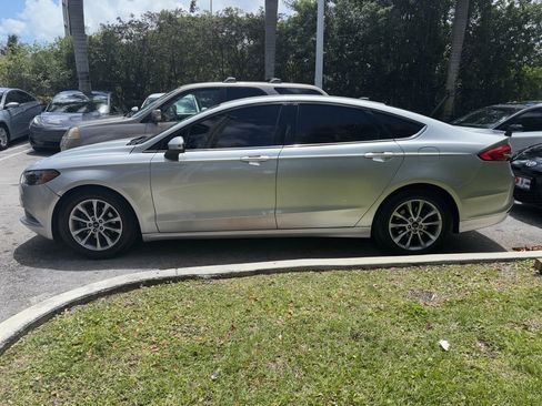 Used 2017 Ford Fusion SE w/ Fusion SE Technology Package FWD image 4