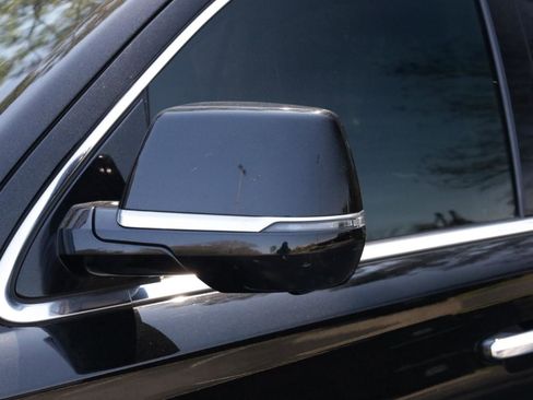 Used 2016 Cadillac Escalade Luxury image 25