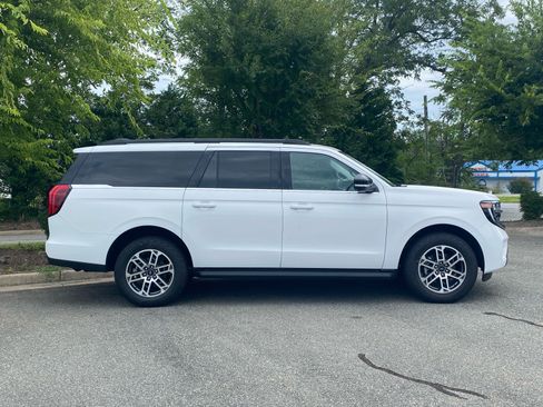 Used 2025 Ford Expedition Max Active AWD/4WD image 3