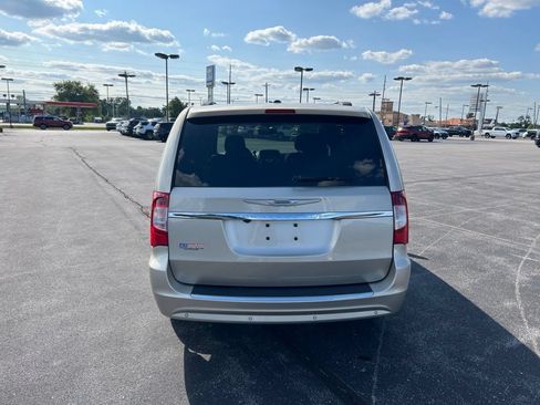 Used 2013 Chrysler Town & Country Touring-L w/ Driver Convenience Group FWD image 31