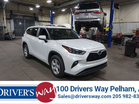 Used 2023 Toyota Highlander LE image 1