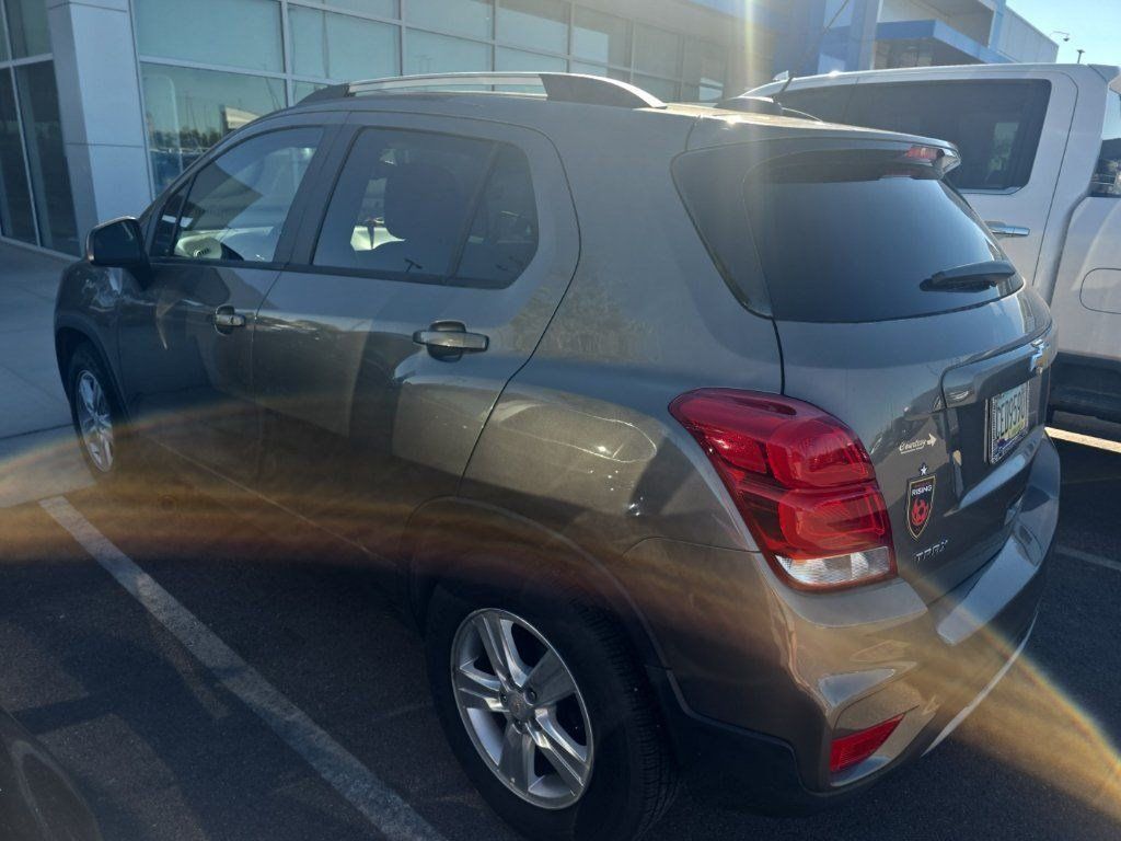 Used 2021 Chevrolet Trax LT FWD image 2