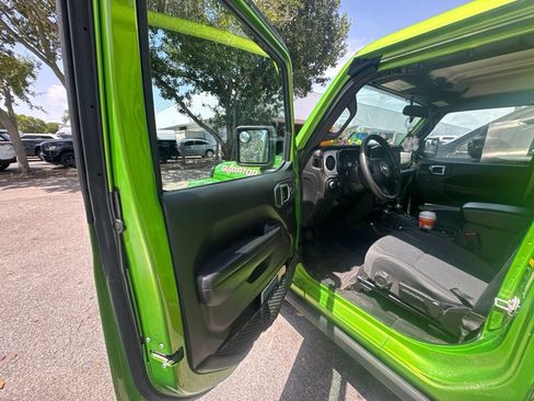 Used 2025 Jeep Gladiator Sport AWD/4WD image 13