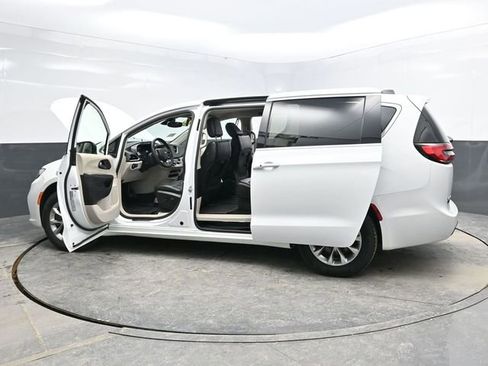 Used 2023 Chrysler Pacifica Touring-L image 46
