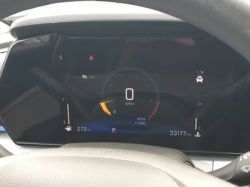 Used 2025 Chevrolet Trax LT FWD image 21