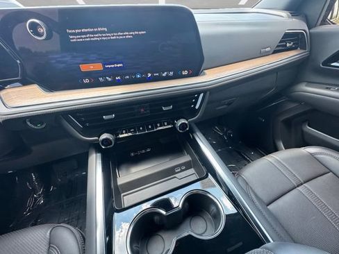 Used 2025 Chevrolet Tahoe High Country RWD image 3