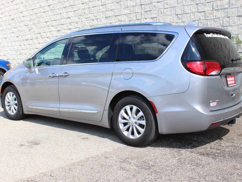 Used 2018 Chrysler Pacifica Touring-L Plus image 3