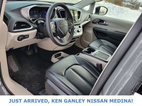 Used 2023 Chrysler Pacifica Touring-L image 9