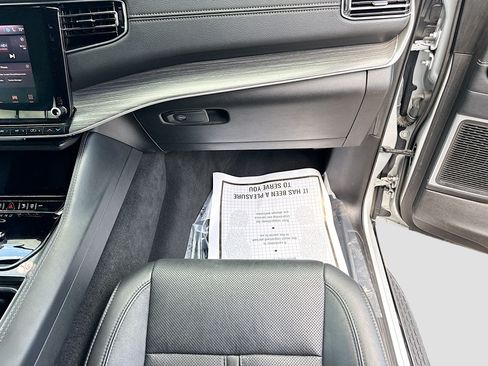 Used 2024 Jeep Wagoneer L Series II w/ Flexible Seating Group RWD image 18