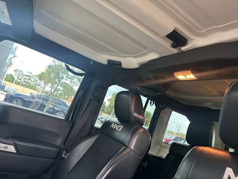 Used 2012 Jeep Wrangler Unlimited Rubicon image 11