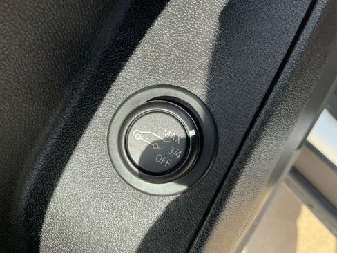 Used 2020 Chevrolet Equinox LT w/ Driver Convenience Package image 6