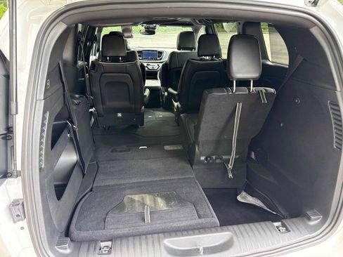 Used 2025 Chrysler Pacifica Limited FWD image 32