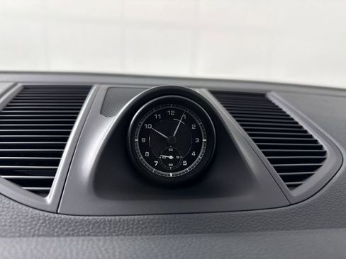 Certified 2025 Porsche Macan AWD/4WD image 28