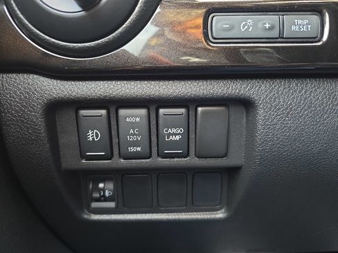 Used 2018 Nissan Titan XD image 38