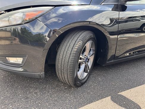 Used 2018 Ford Focus SE w/ SE Appearance Package FWD image 9
