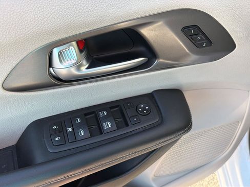 Used 2024 Chrysler Pacifica Touring-L FWD image 31