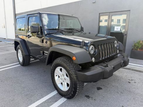 Used 2018 Jeep Wrangler Sport AWD/4WD image 3