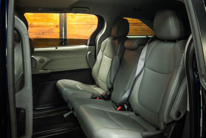 Used 2023 Toyota Sienna XLE FWD image 11