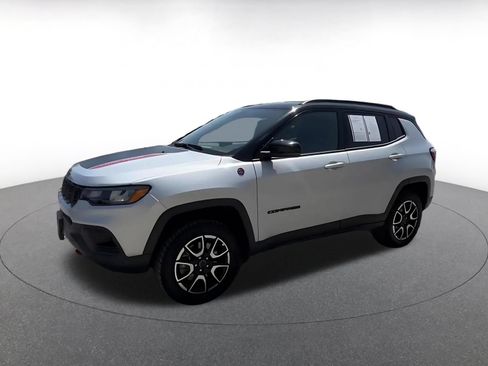 Used 2025 Jeep Compass Trailhawk AWD/4WD image 8