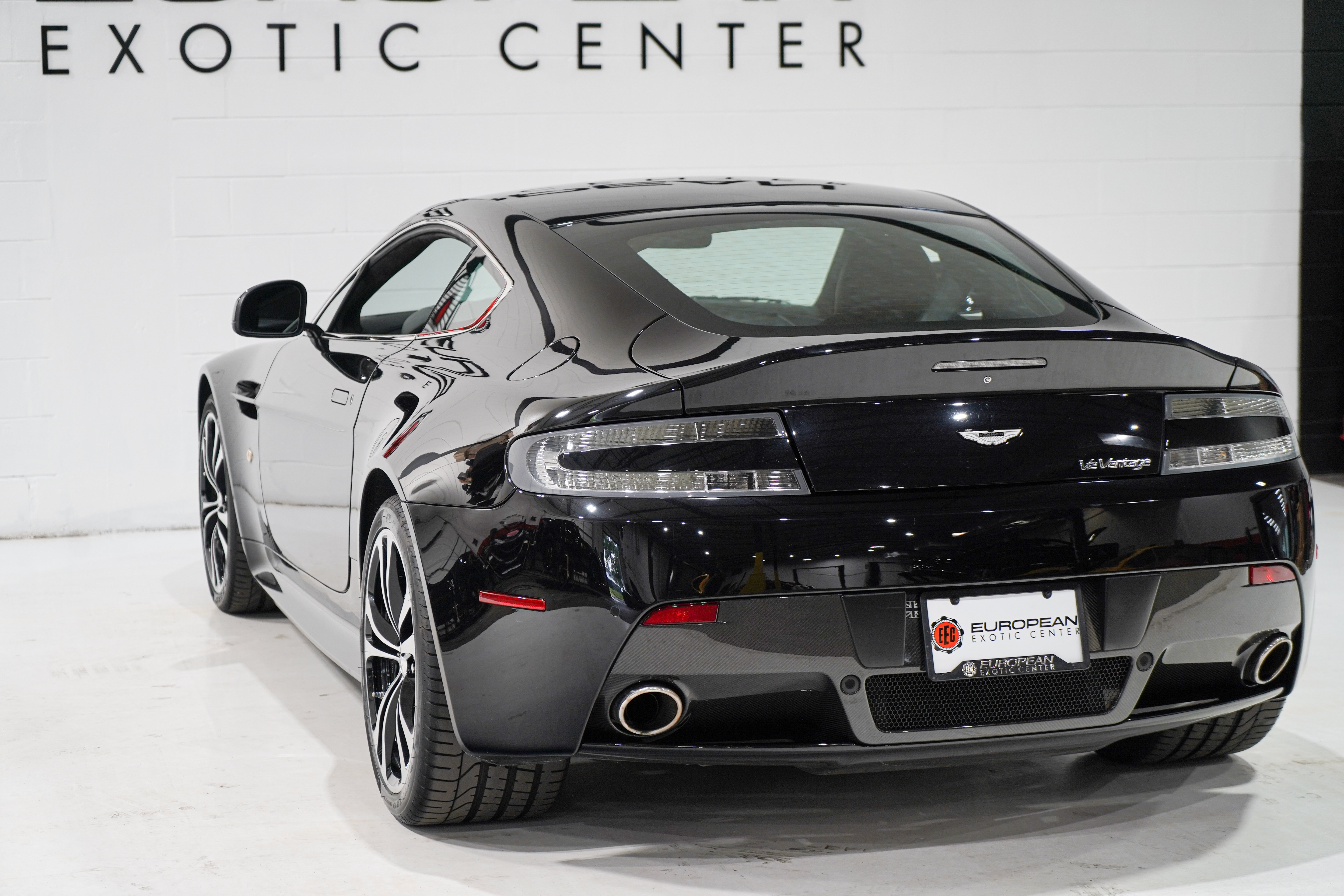 Used 2011 Aston Martin V12 Vantage Carbon Black RWD image 38