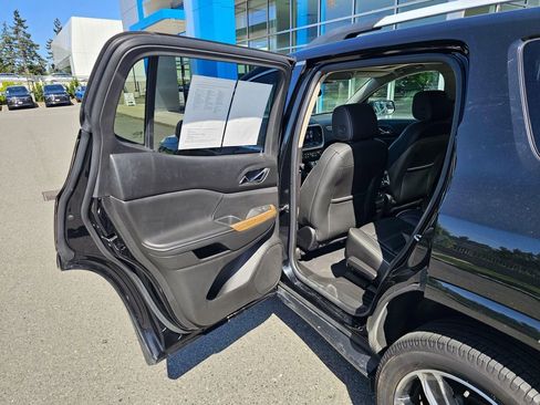 Used 2017 GMC Acadia Denali w/ Technology Package AWD/4WD image 16