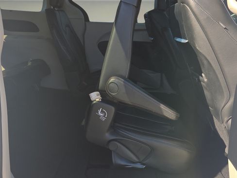 Used 2020 Chrysler Pacifica Touring-L Plus FWD image 21