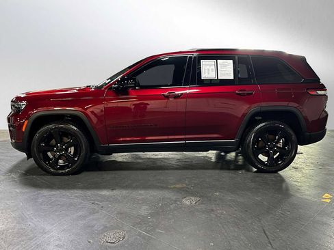 Used 2023 Jeep Grand Cherokee Altitude AWD/4WD image 6
