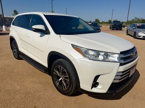 Used 2019 Toyota Highlander LE FWD image 3
