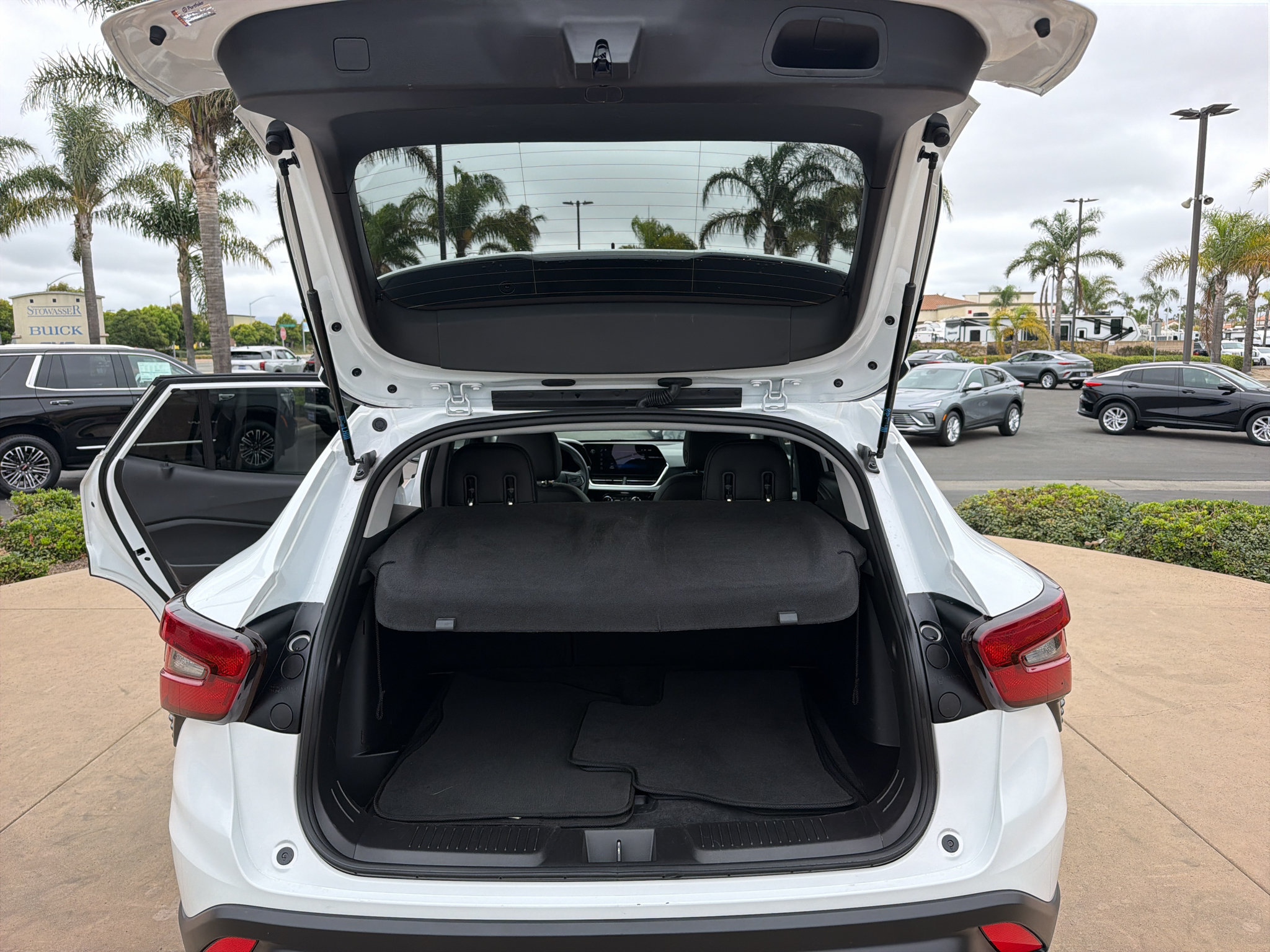 Used 2025 Chevrolet Trax LT FWD image 18