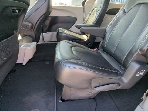 Used 2024 Chrysler Pacifica Touring-L image 18