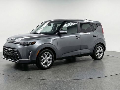 Used 2025 Kia Soul LX w/ LX Technology Package FWD image 3