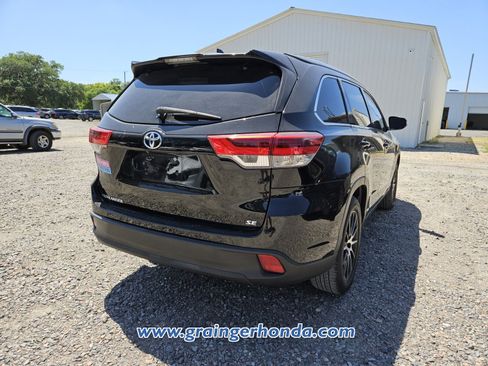 Used 2017 Toyota Highlander SE FWD image 7
