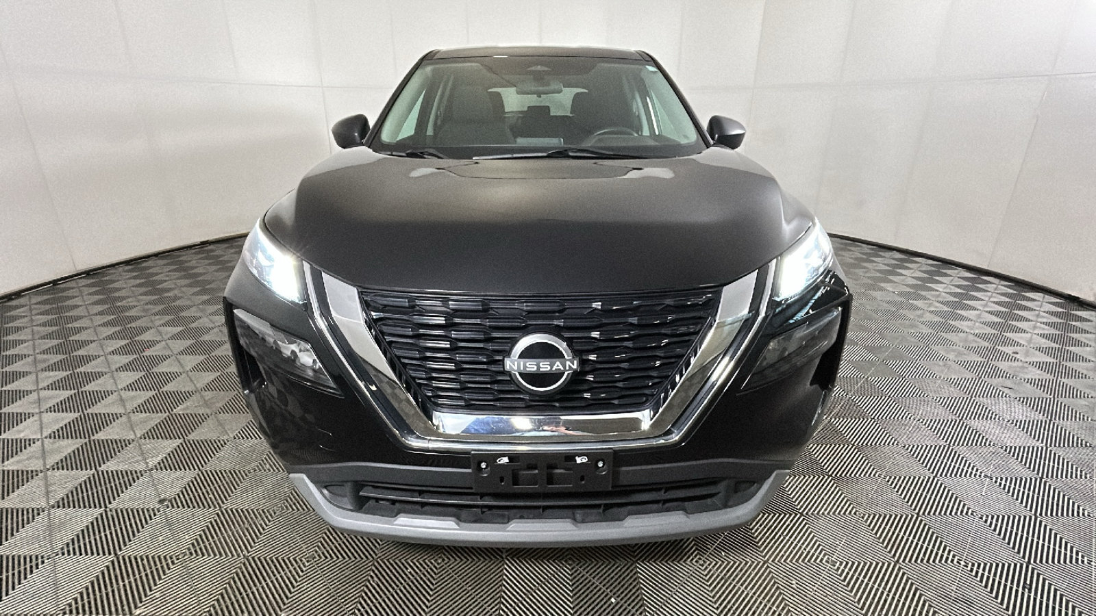 Used 2023 Nissan Rogue S AWD/4WD image 9